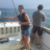 une pêcheuse heureuse